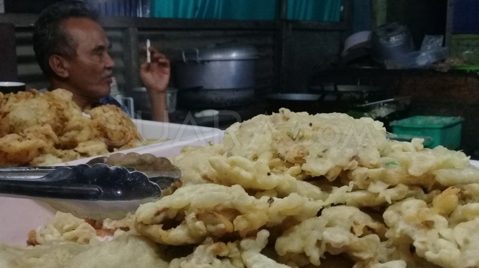 Camplongan Tempe Mendoan Potongan tempe berbalut tepung rempah dengan tekstur yang renyah