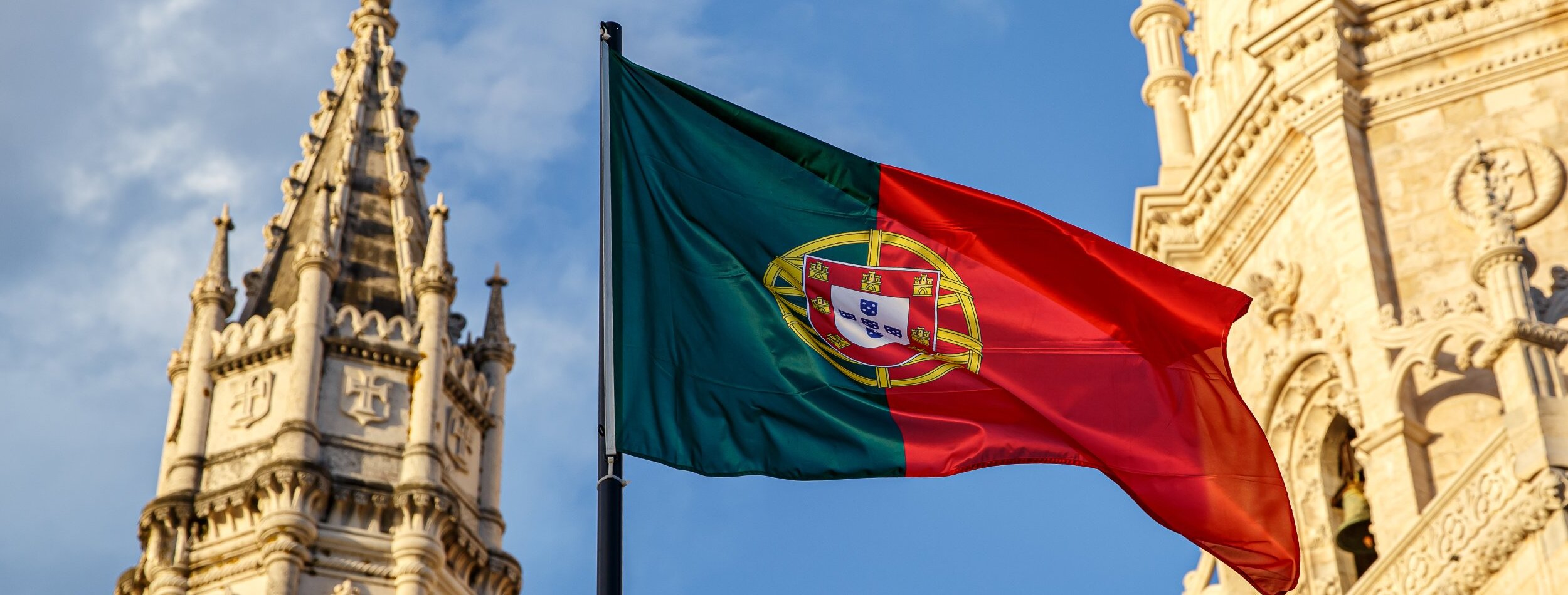 Business professionals engaged in a Portuguese-language meeting 