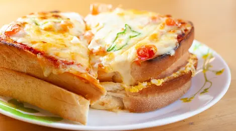 Sandwich keju lumer panggang dengan roti renyah dan keju meleleh di dalam, sempurna untuk camilan cepat