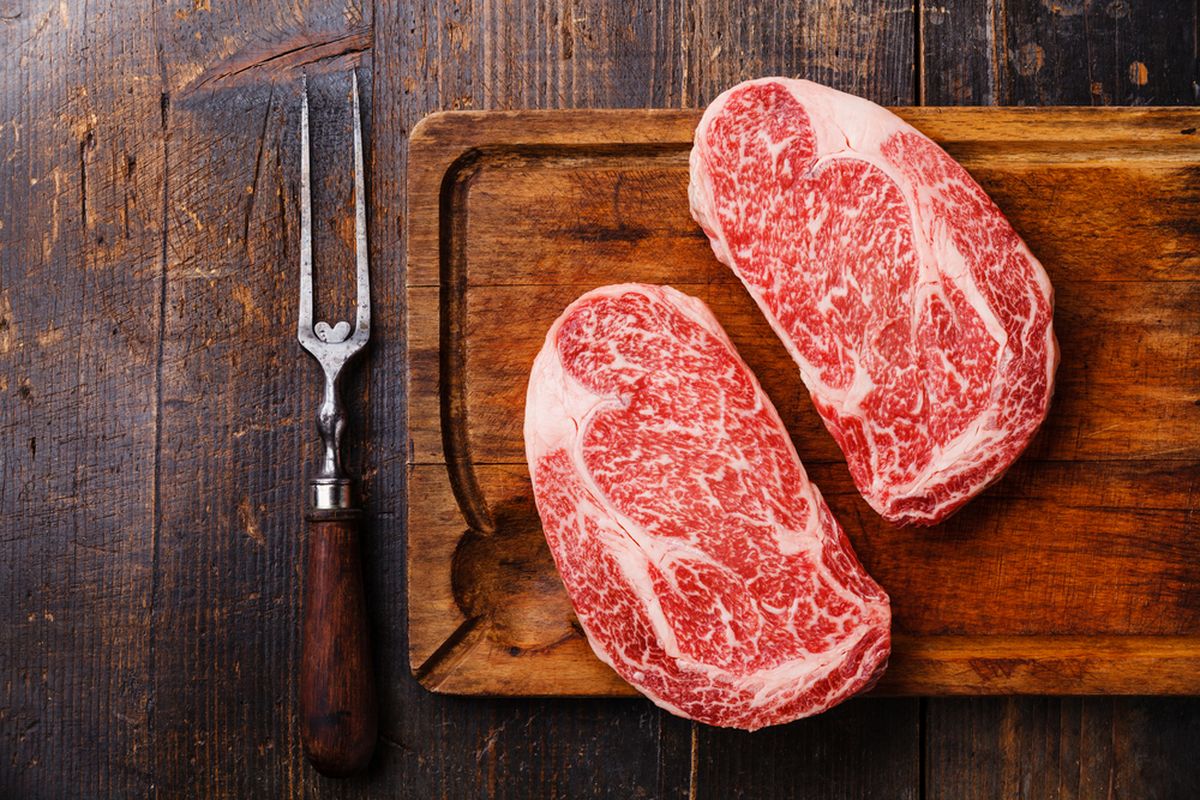 Daging sapi wagyu dengan pola marbling sempurna, siap diolah menjadi steak lezat dan juicy