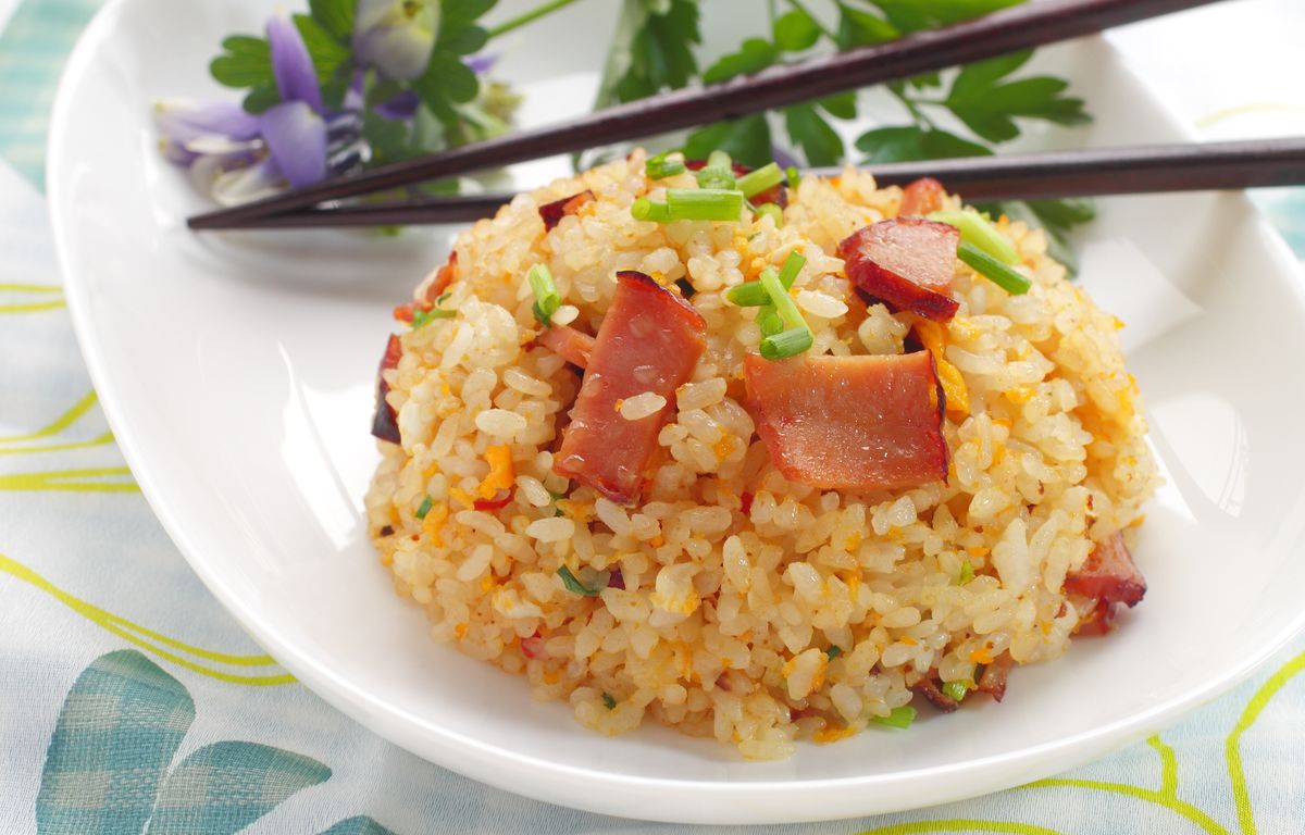 Sepiring nasi goreng babi dengan potongan daging gurih