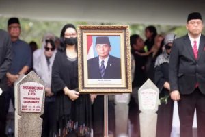 Juwono Sudarsono Dimakamkan di Samping Eks Gubernur: Jejak Sunyi Seorang Negarawan yang Tak Pernah Redup