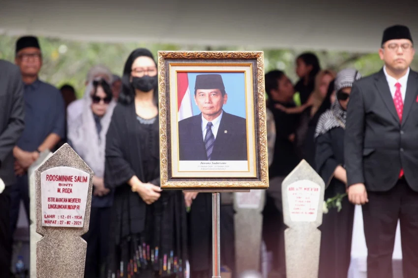 Juwono Sudarsono Dimakamkan