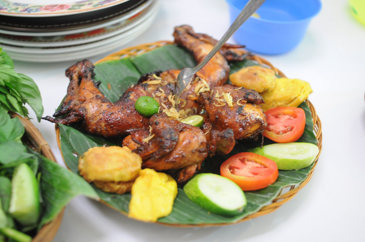 Bakakak Hayam: Jejak Rasa Tradisional yang Menghidupkan Kembali Kehangatan Kuliner Sunda 1 Bakakak Hayam