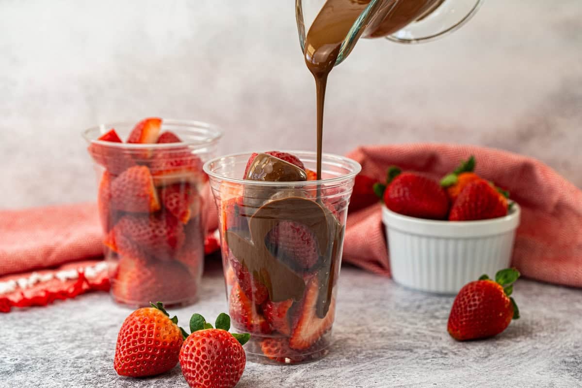 Strawberry Chocolate Dubai, Jajanan Viral yang Menggabungkan Kemewahan Rasa dalam Setiap Gigitan 2 Strawberry Chocolate Dubai
