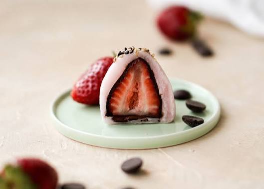 Strawberry Chocolate Dubai, Jajanan Viral yang Menggabungkan Kemewahan Rasa dalam Setiap Gigitan 3 Strawberry Chocolate Dubai