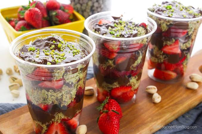 Strawberry Chocolate Dubai, Jajanan Viral yang Menggabungkan Kemewahan Rasa dalam Setiap Gigitan 1 Strawberry Chocolate Dubai